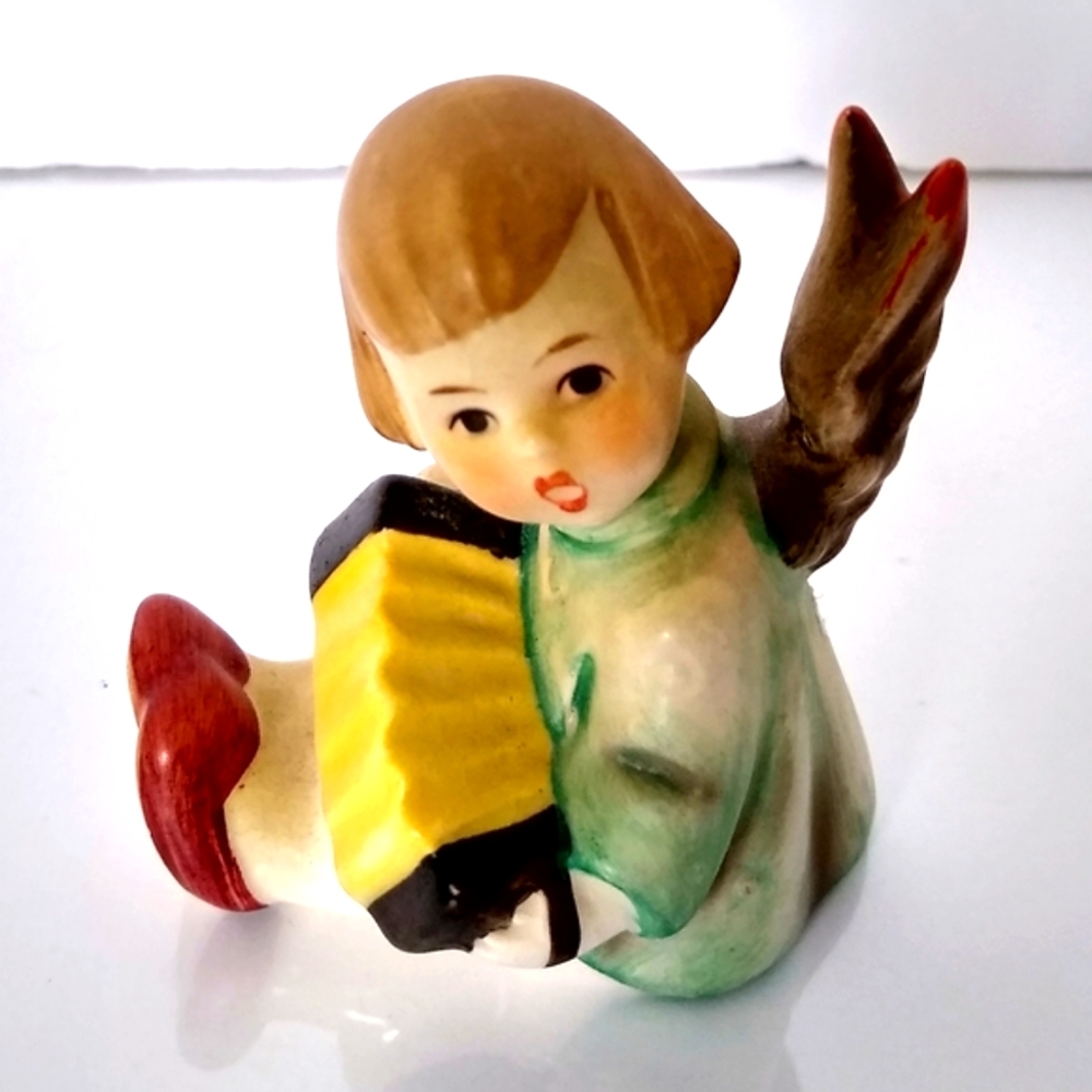 Hummel angel with accordion 1 / 39 / 0